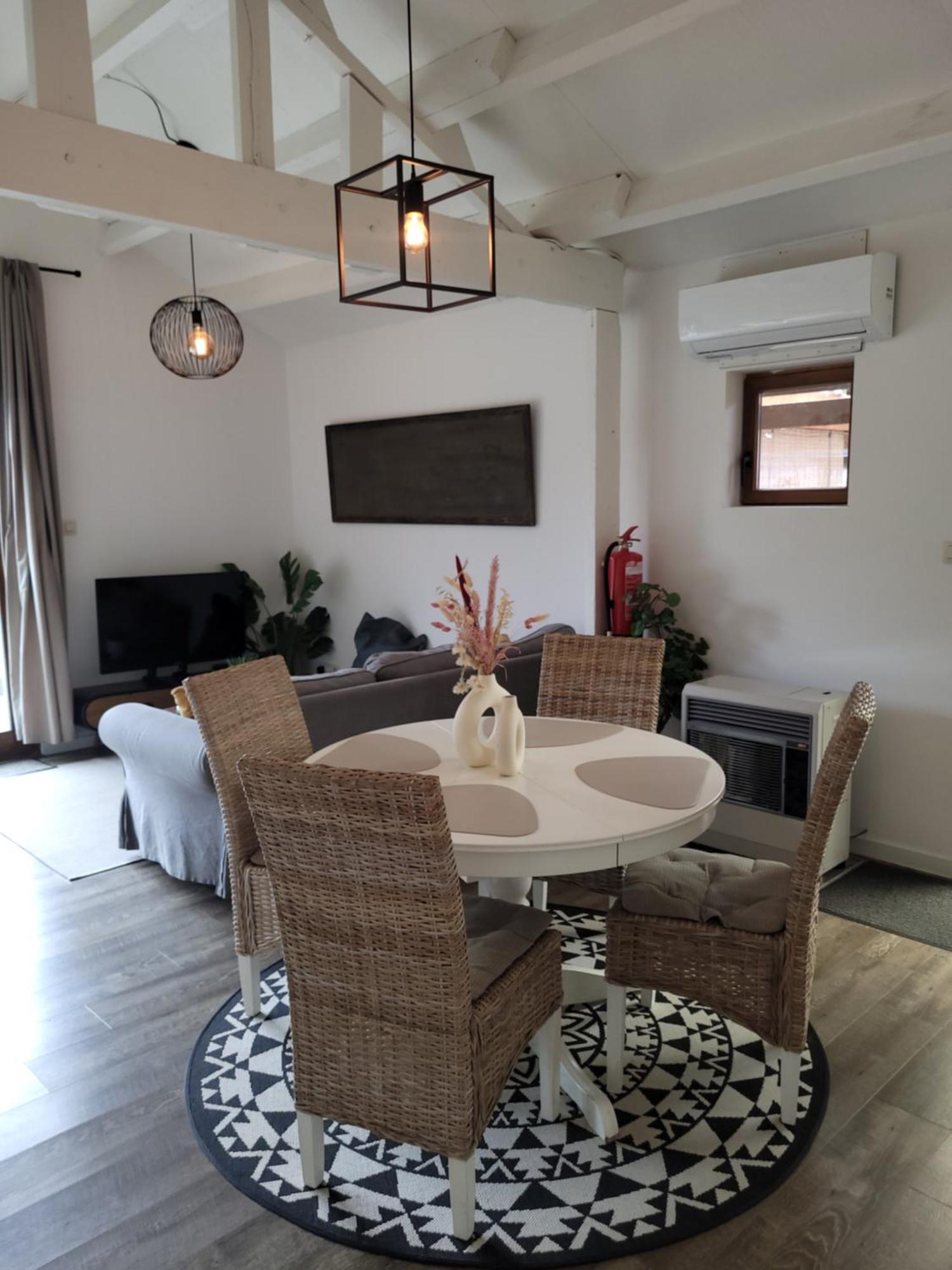 Rustig Gelegen Chalet Kapeki Met Tuin Aan Het Water Geel Exterior foto